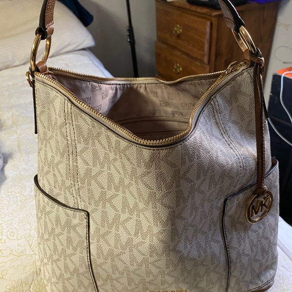 Michael kors purse - Picture 3 of 5